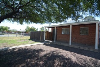 Building Photo - Updated 2 Bedroom 1 Bath Home! Great Central Location!