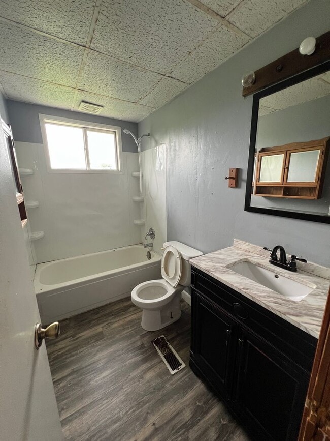 Building Photo - Welcome to this charming 2-bedroom, 1-bathroom home located in the desirable area of Creve Coeur,...