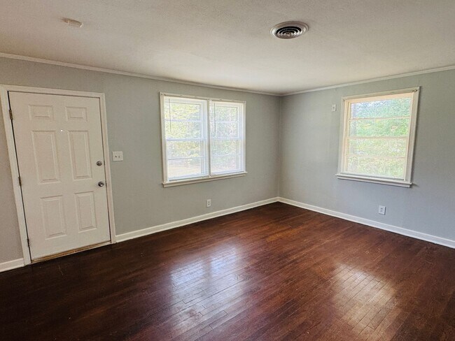 Building Photo - Spacious 3 Bedroom / 2 Bath Home – Designe...