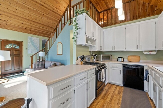 Building Photo - Fully Furnished 3 Bedroom Retreat in the P...