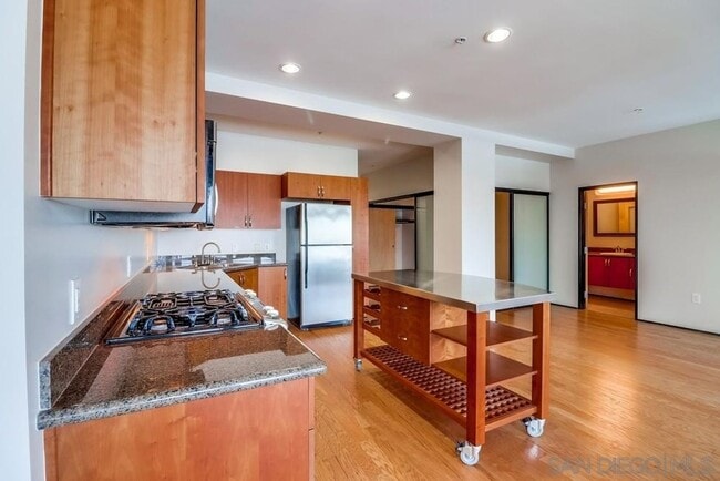 Building Photo - 2 bedroom downtown, 2 bath and 2 parking spaces.  View! (Solara Lofts)