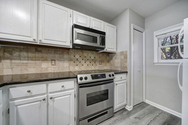 Kitchen - 333 Circle Ave