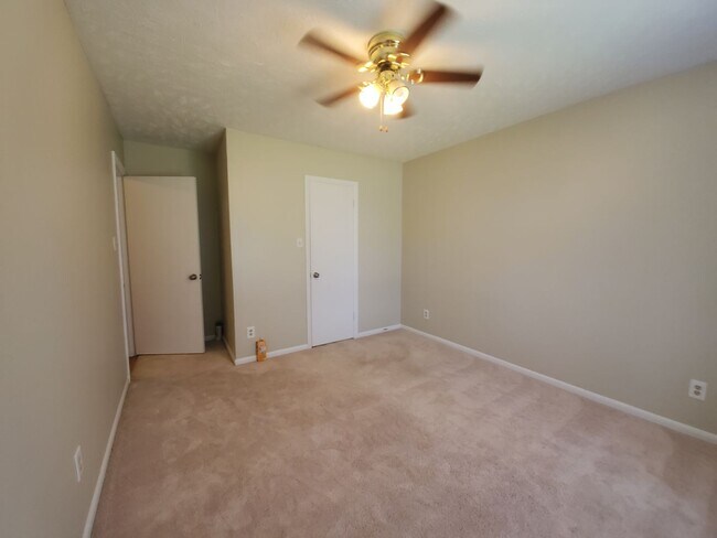 Building Photo - 6400 Hollyhock Ct