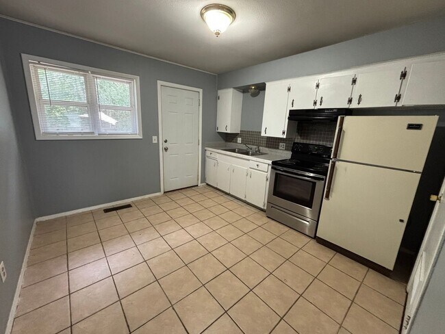 Building Photo - 8831 Country Club Dr