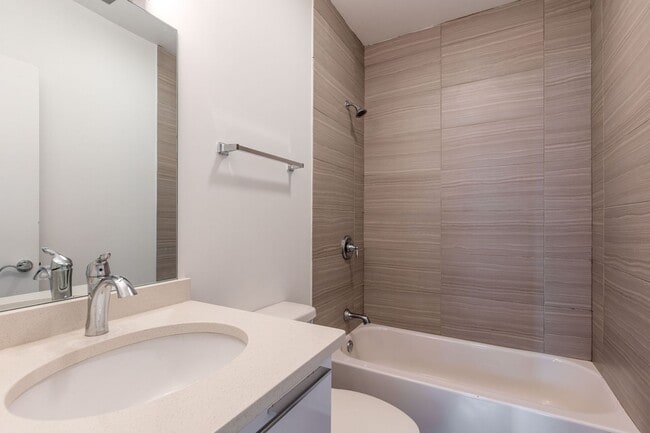 Building Photo - Spacious 3 Bed 2 Bath Duplex Up, In unit W/D in Humboldt Park!