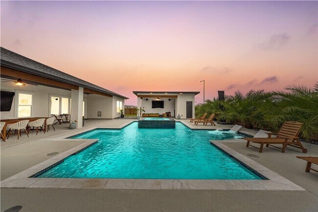 Building Photo - 4/3-Kings Landing community