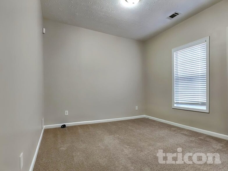 Building Photo - 440 Pebble Blvd