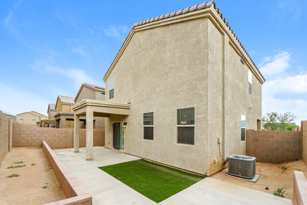Building Photo - 7621 W Valencia Rd