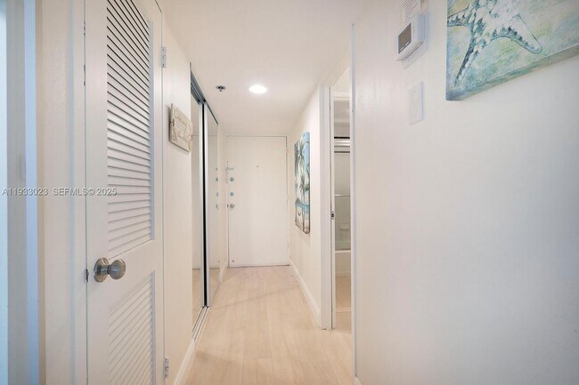 Building Photo - 100 Lincoln Rd