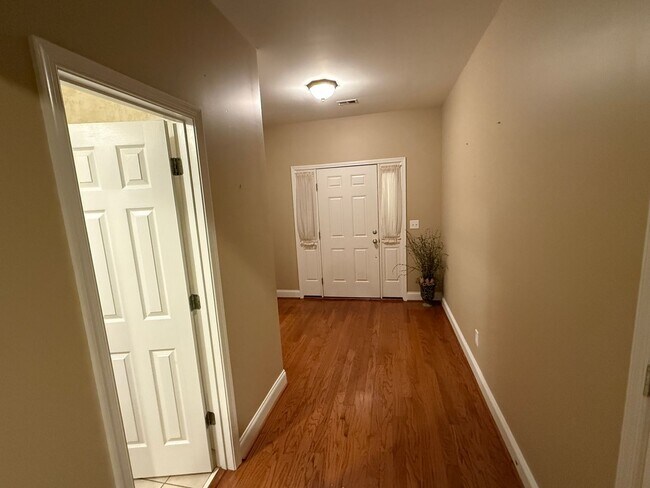 Building Photo - Chelsea Park - One Level 2 Bedroom on a Cu...