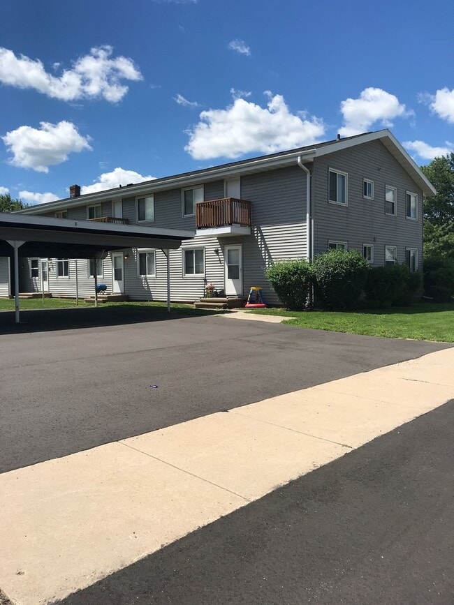 Building Photo - 2 Bedroom Lower in Neenah. Heat & Water included