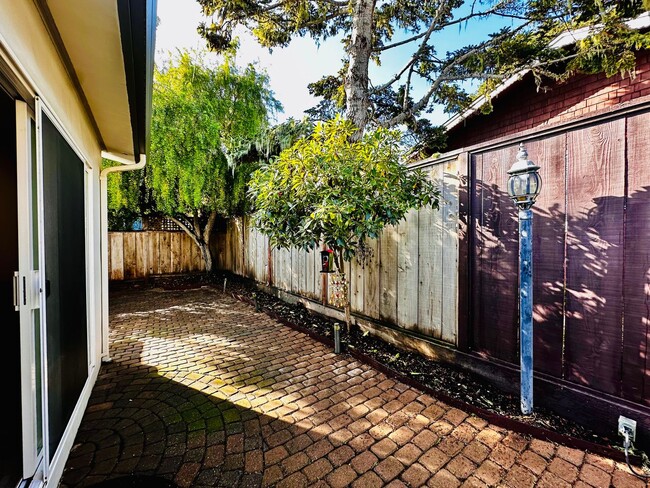 Building Photo - Charming Updated Two-bedroom in Pacific Gr...