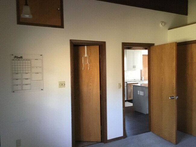 Building Photo - 850 Twin Oaks Dr