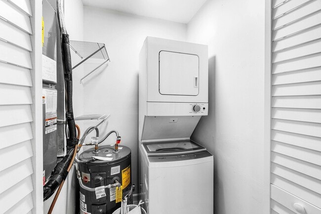 Building Photo - 9977 Three Lakes Cir