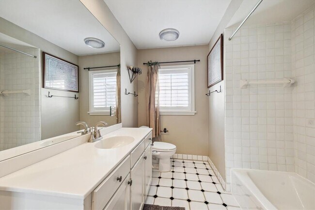 Building Photo - 2510 Locke Ln