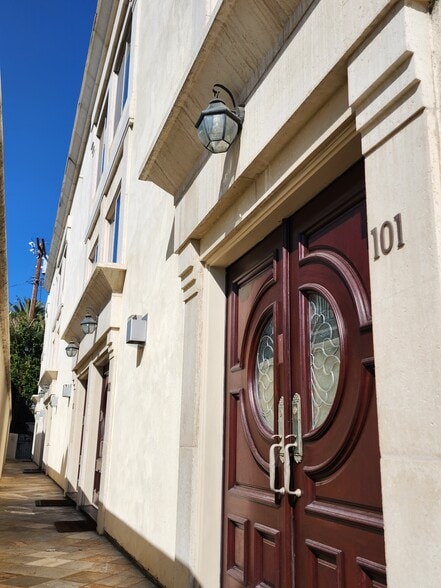 Building Photo - 10389 Almayo Ave