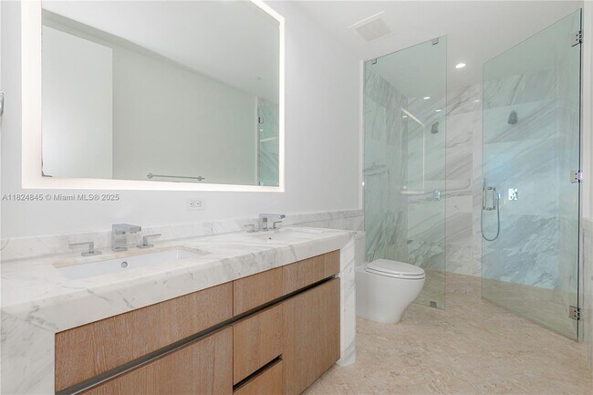 Building Photo - 2831 S Bayshore Dr