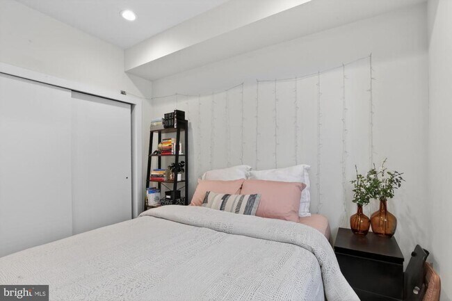 Building Photo - 381 Martin St
