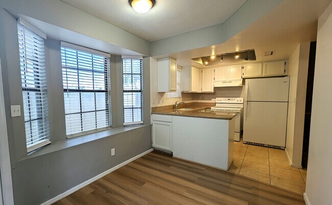 Building Photo - 3 Bedroom Townhome Near W University Dr and S Hardy Dr!