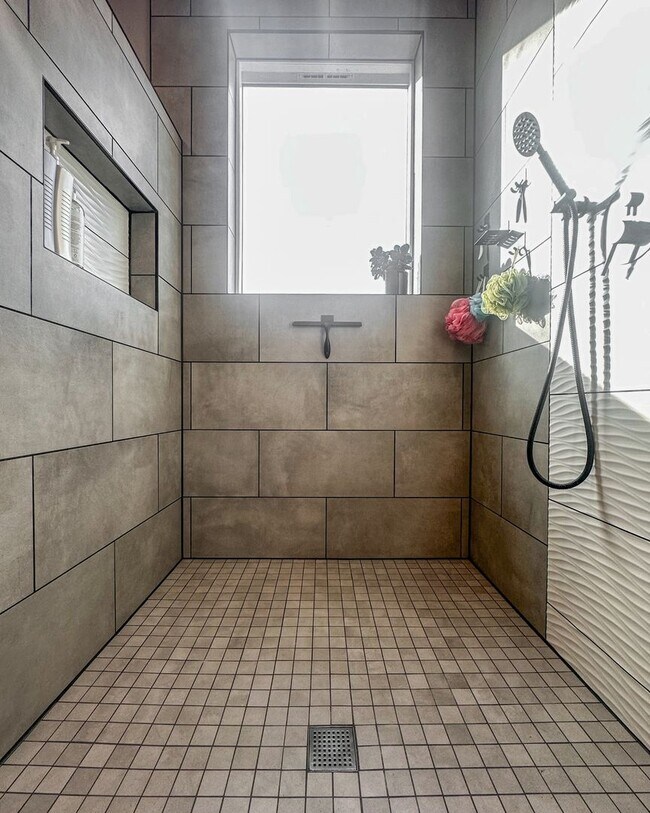 Building Photo - Modern 3 bed/ 2.5 bath townhome in Ballard!
