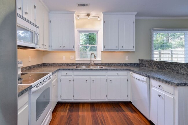 Building Photo - Spacious End-Unit Townhome