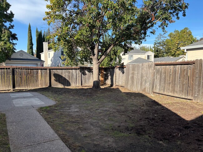 Building Photo - Oakley Single Story with Community Pool!