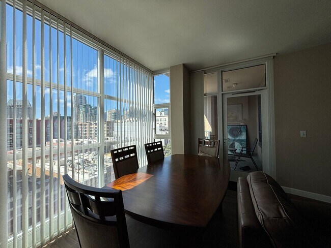 Building Photo - Modern Downtown Condo with Balcony, Pool, ...