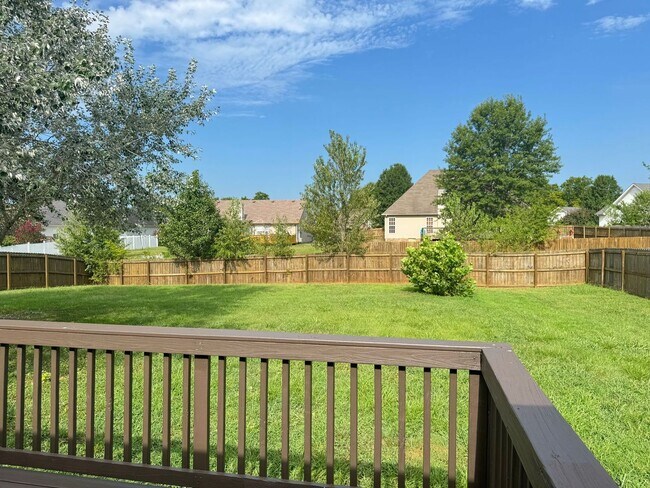 Building Photo - Almost 2000 sq.ft! Super Nice & Clean! 3 B...