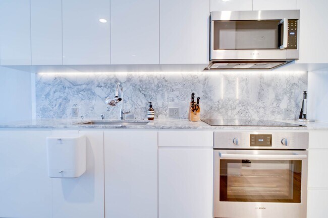Building Photo - Larger Studio Unit with Lanai in Aalii