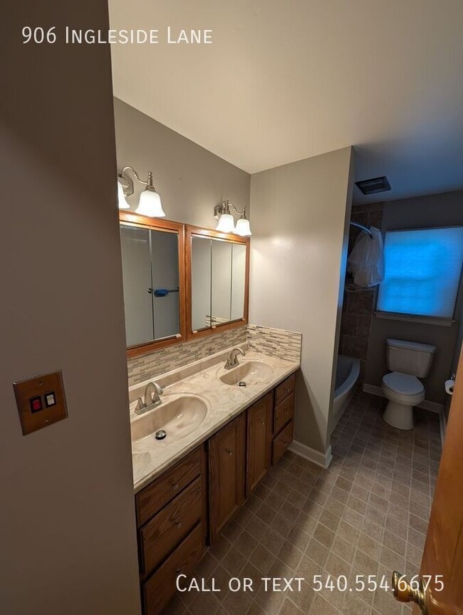 Building Photo - 906 Ingleside Ln