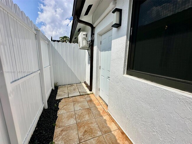 Building Photo - 6500 SW 160th Ct