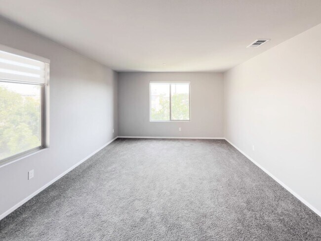 Building Photo - Beautiful 2 Story 5 Bedroom SOLAR Home + L...