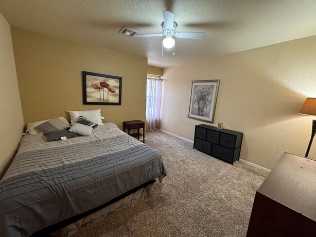 Building Photo - Fully Furnished 3 bedroom, close to everything! Flexible terms, easy application process!