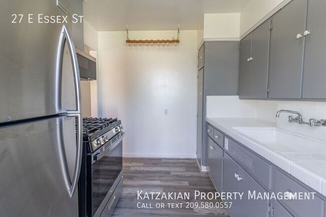 Building Photo - Stylishly Remodeled 2-Bedroom Home in Cent...