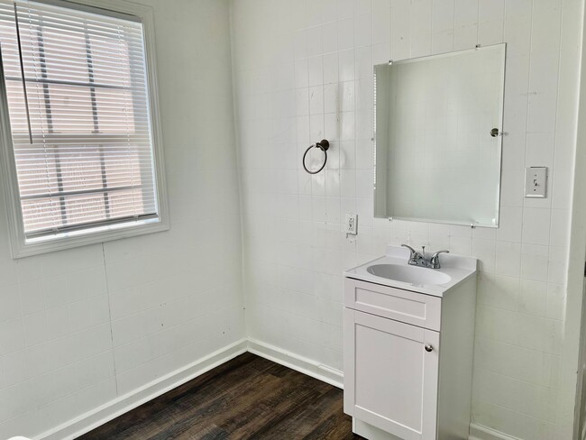 Building Photo - 3 Bedroom 1 1/2 Bath – For Rent!