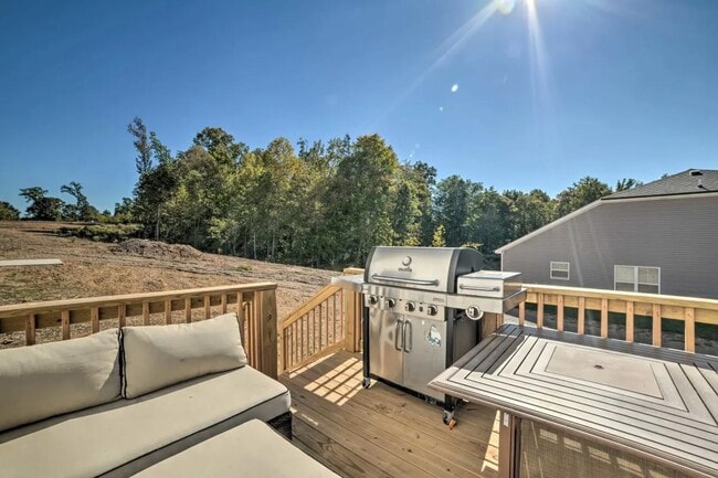 Building Photo - Pet Friendly Three Bedroom!