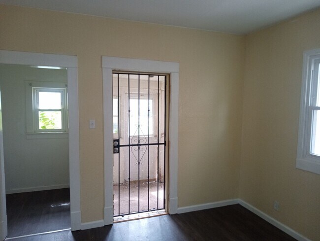 Building Photo - 422 Dexter St