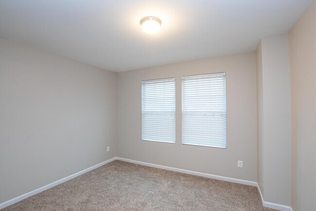Building Photo - Stunning 3-Bedroom in Northwestern School District with Pool Access & Garage | AUGUST MOVE IN SPE...