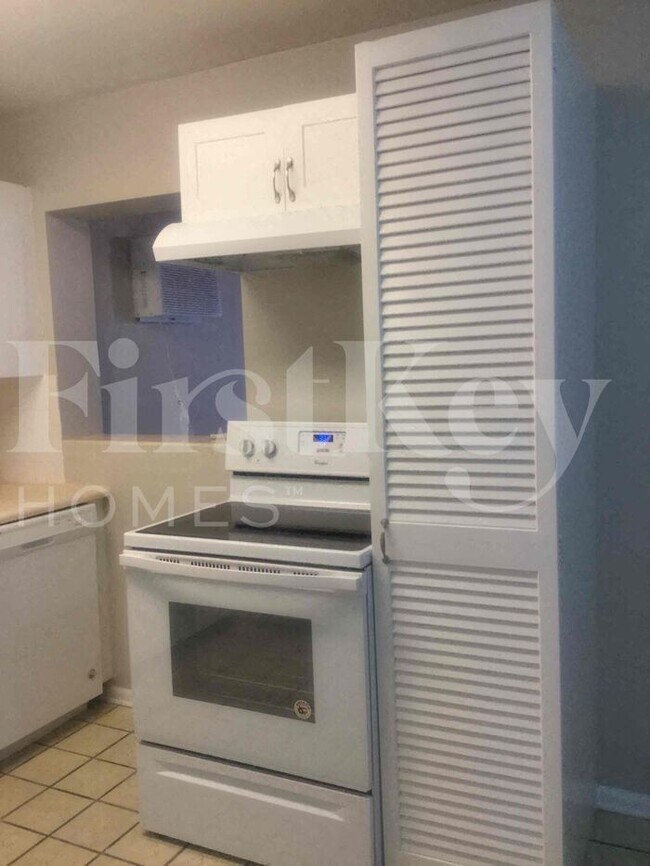 Building Photo - 609 Snowden Dr