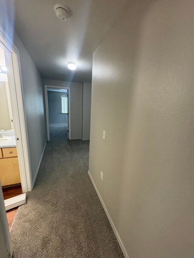 Building Photo - Spacious 3x2 Bath Apartment with Washer/ Dryer & Private Patio  Apply by  7/11 get 1 MONTH FREE