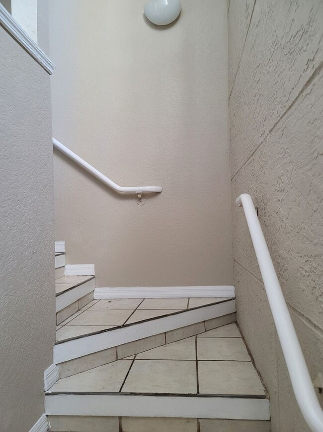 Building Photo - Large Sunridge Palms townhome across from USF!