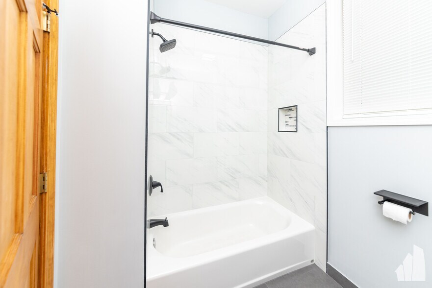 Building Photo - 2338 N Greenview Ave