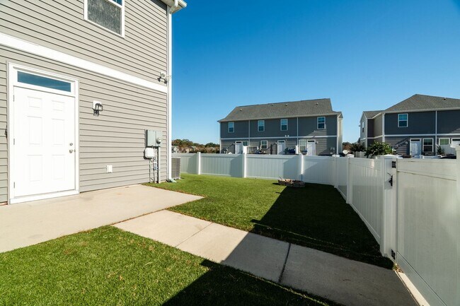 Building Photo - Peaceful Park Circle Retreat