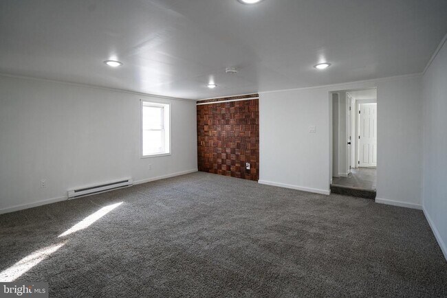 Building Photo - 729 Main St