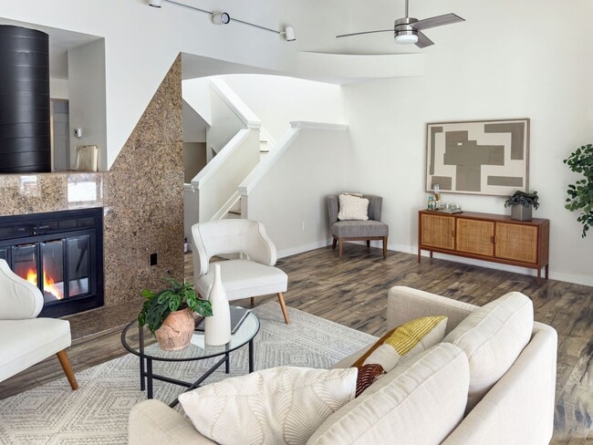 Building Photo - Beautifully Remodeled 3BD/2.5BA Spacious T...