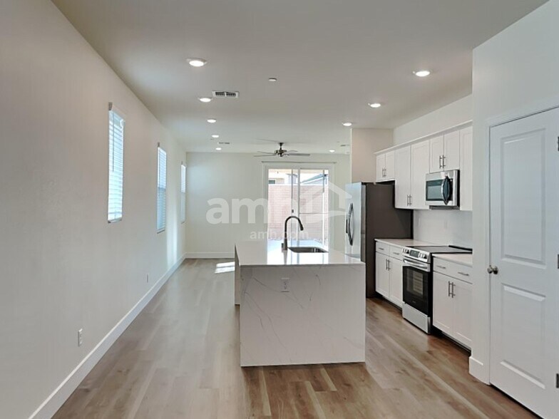 Building Photo - 525 Speckled Orchid Pl