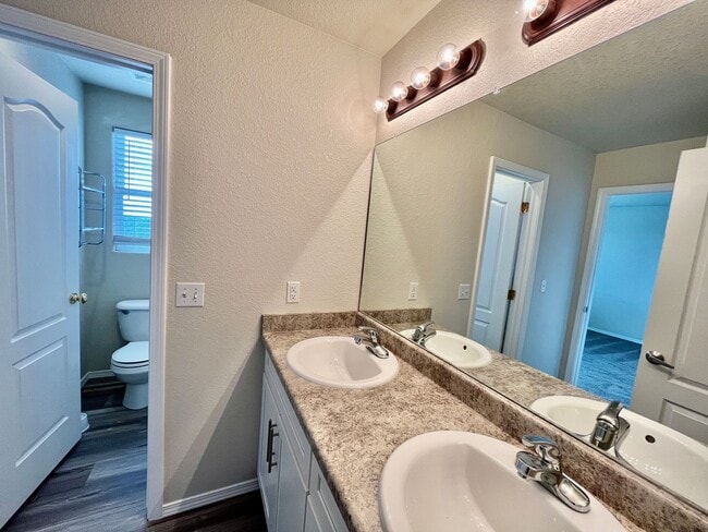 Building Photo - Beautiful Stetson Hills 3 Bedroom