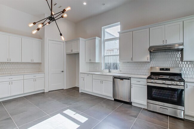 Building Photo - 8926 Spring Knoll Forest Dr