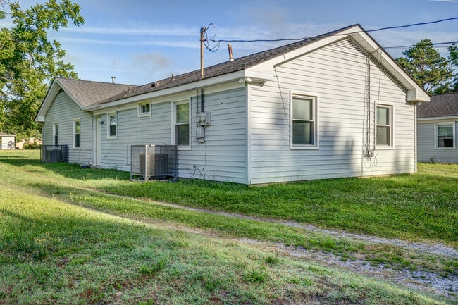 Building Photo - 1328 Maple St