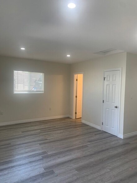 Building Photo - 2126 W 107th St